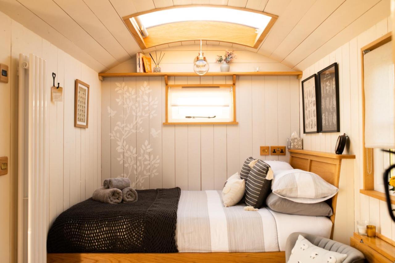 Harrys Hideout - Shepherd'S Huts At Harrys Cottages Pen-y-Clawdd Екстер'єр фото