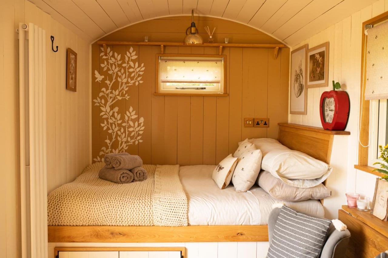Harrys Hideout - Shepherd'S Huts At Harrys Cottages Pen-y-Clawdd Екстер'єр фото