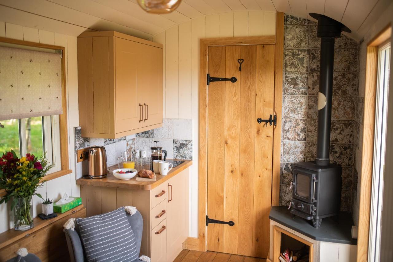 Harrys Hideout - Shepherd'S Huts At Harrys Cottages Pen-y-Clawdd Екстер'єр фото