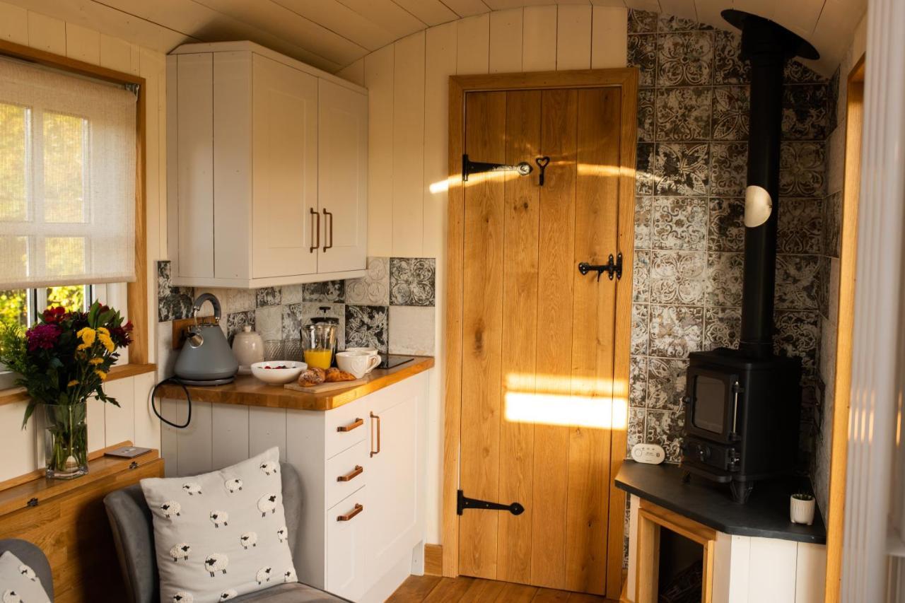 Harrys Hideout - Shepherd'S Huts At Harrys Cottages Pen-y-Clawdd Екстер'єр фото