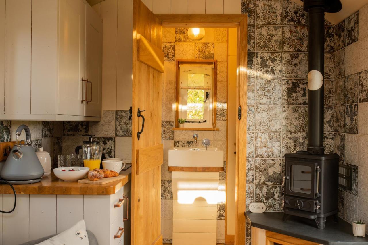 Harrys Hideout - Shepherd'S Huts At Harrys Cottages Pen-y-Clawdd Екстер'єр фото