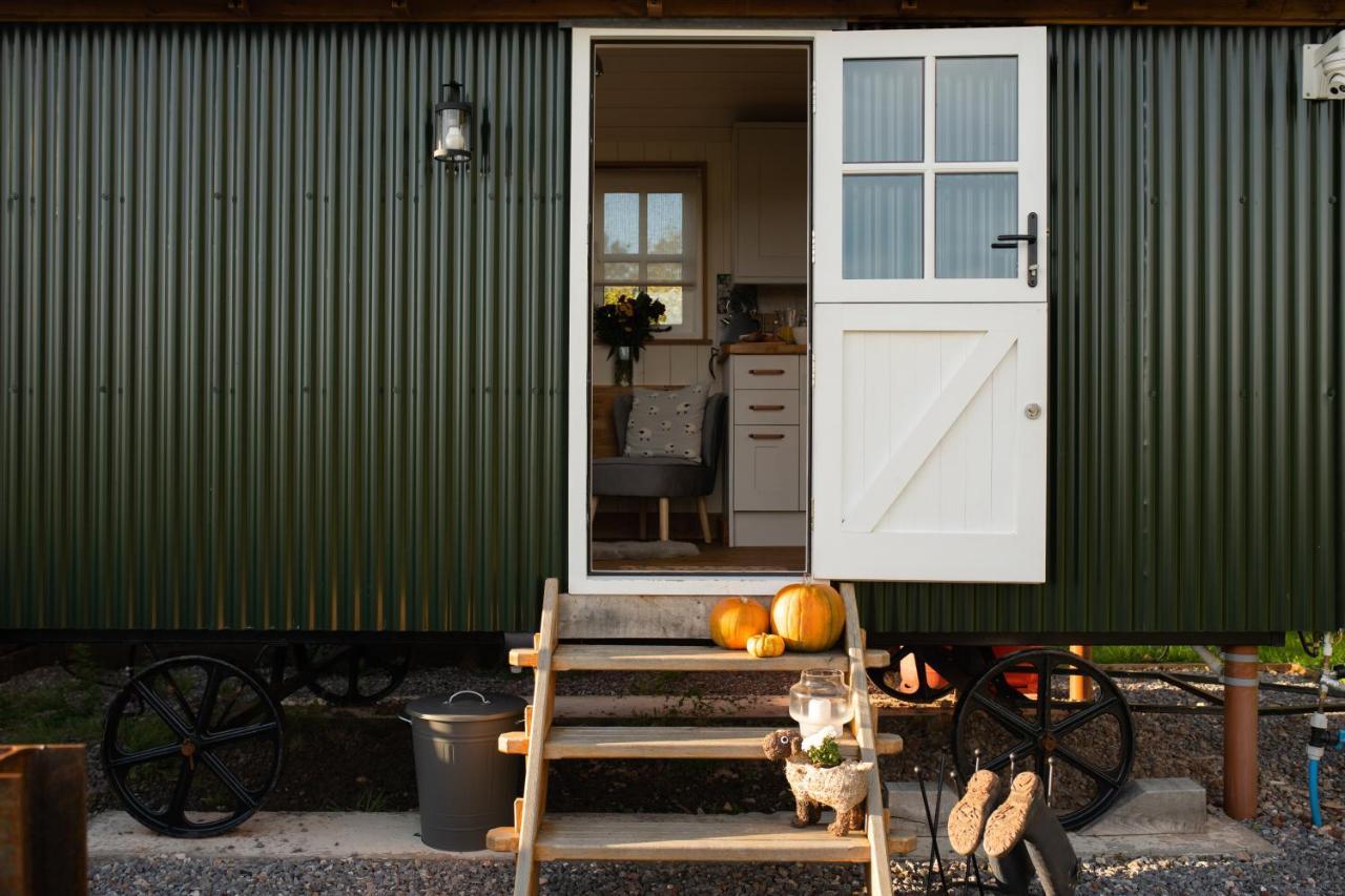 Harrys Hideout - Shepherd'S Huts At Harrys Cottages Pen-y-Clawdd Екстер'єр фото