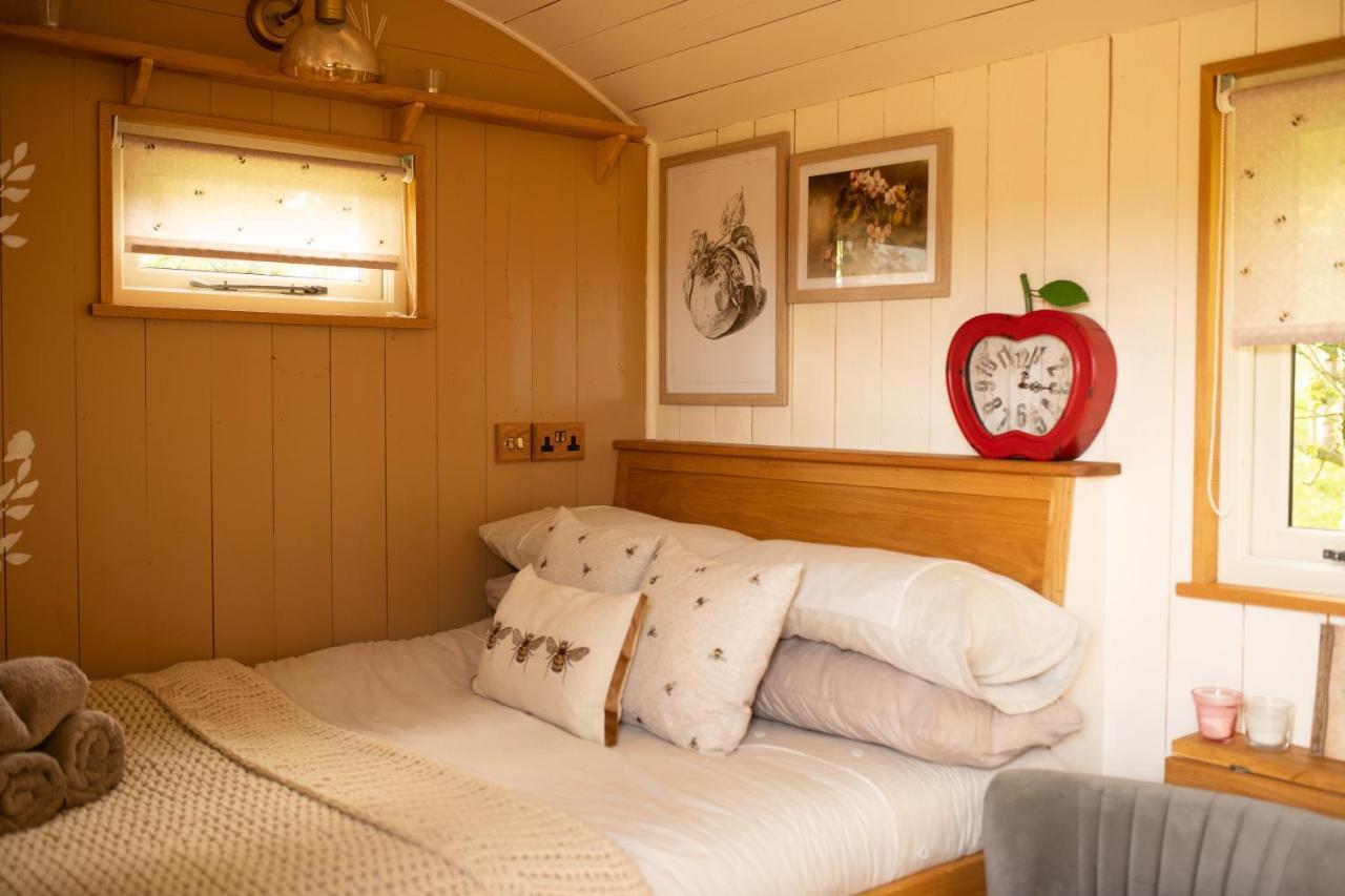Harrys Hideout - Shepherd'S Huts At Harrys Cottages Pen-y-Clawdd Екстер'єр фото
