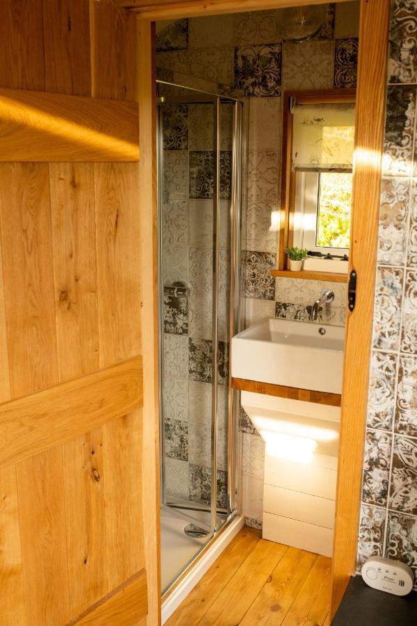 Harrys Hideout - Shepherd'S Huts At Harrys Cottages Pen-y-Clawdd Екстер'єр фото