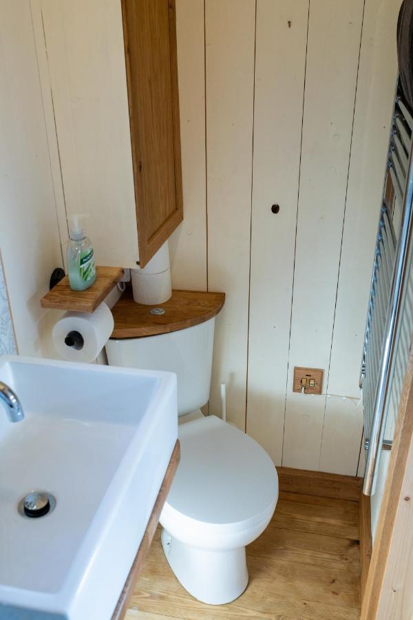 Harrys Hideout - Shepherd'S Huts At Harrys Cottages Pen-y-Clawdd Екстер'єр фото