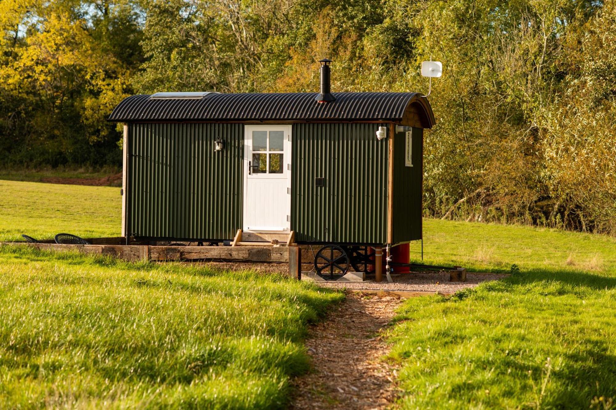 Harrys Hideout - Shepherd'S Huts At Harrys Cottages Pen-y-Clawdd Номер фото